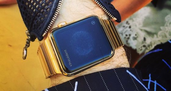 Apple Watch Edition mit Armband aus Gelbgold für Lagerfeld