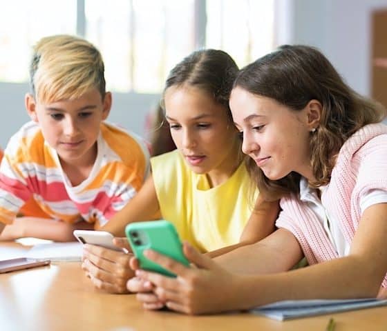 Social Media: Frankreich stimmt für Verbot für unter 15-Jährige