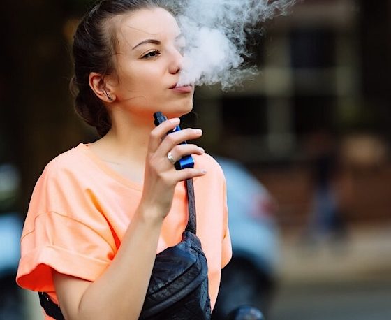 Einweg-E-Zigaretten: Kunterbunt und schlecht für die Umwelt