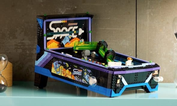 Lego: Icons Arcade Pinball Machine besteht aus 2.273 Teilen