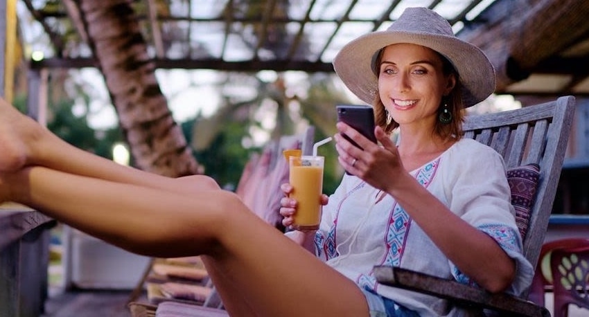 Zwei Drittel sind im Urlaub über WhatsApp & Co. erreichbar