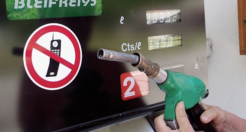 Handy-Verbot: Das bedeuten die Tankstellen-Schilder wirklich
