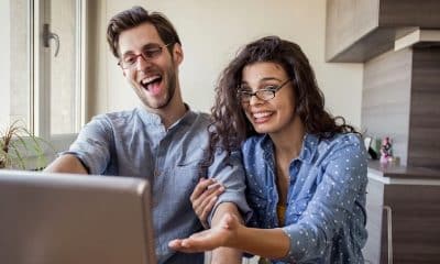 Smartphone mit einem mobilen Abenteuerspiel neben Prepaid-Gutscheinen